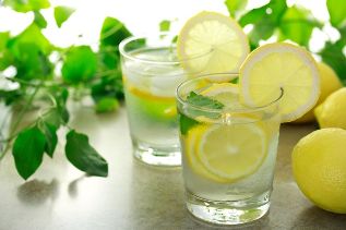 of water with lemon